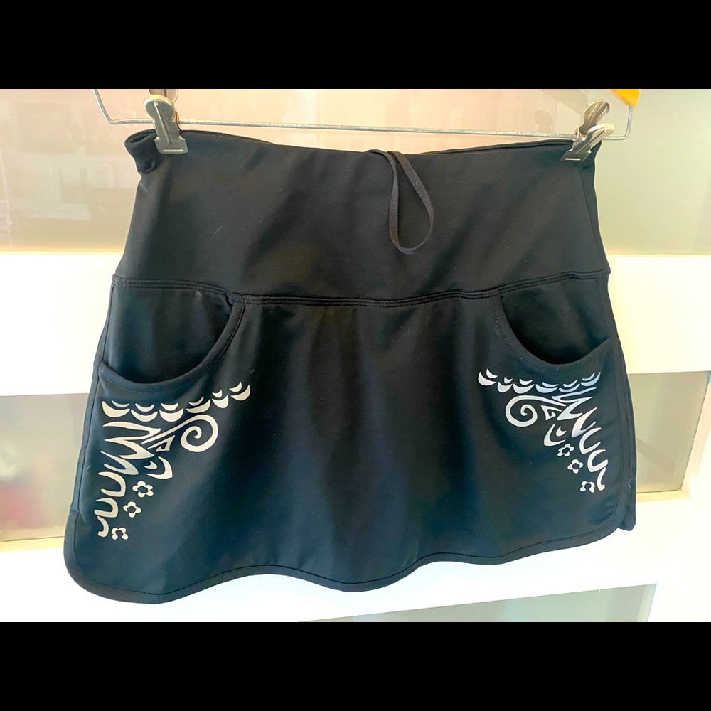 Athleta skort with reflective detail, drawstring